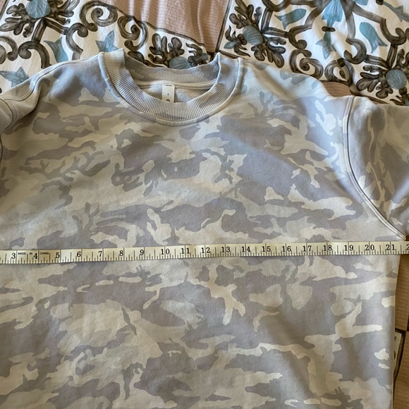Lululemon “Perfectly Oversized Crew” Incognito Camo Alpine White Multi - Picture 5 of 6